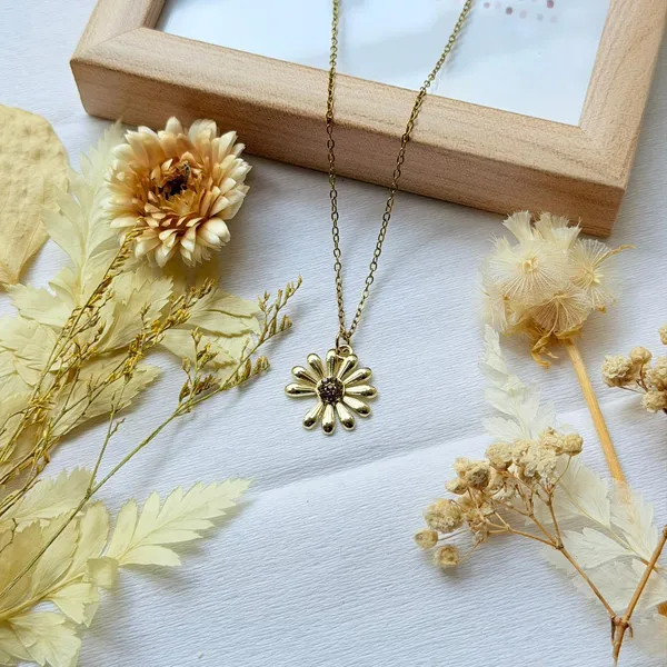 Gold_Elegance_Sunflower_Locket